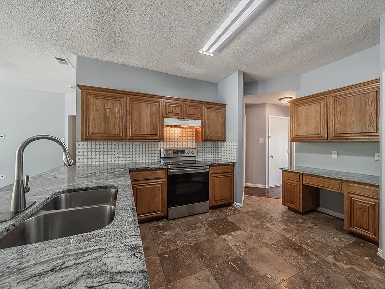 8109 Mosstree Dr — Photo 17
