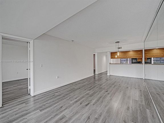 4th image of 1516 Whitehall Dr APT 104