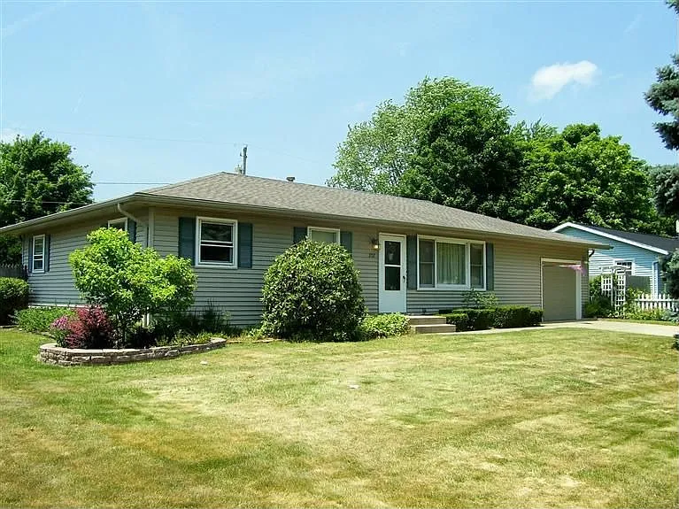 202 Greenwood Dr photo 1