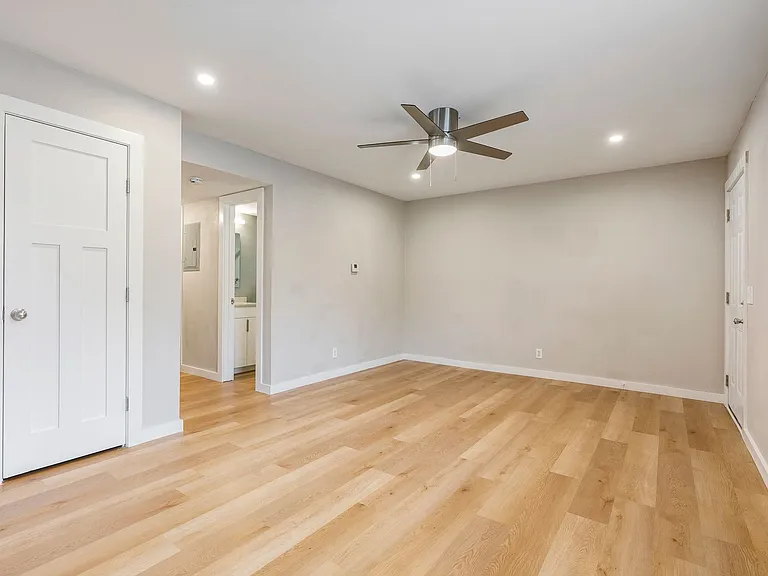 811 N Pleasant St — Photo 12