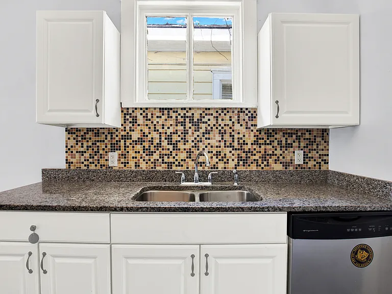 304 W 41st St #B — Photo 25
