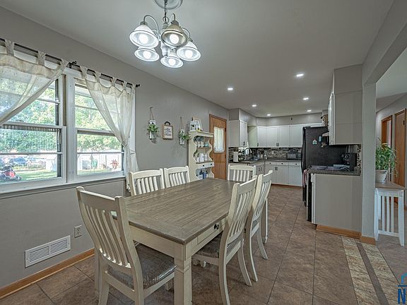 5th image of 401 E 18th St