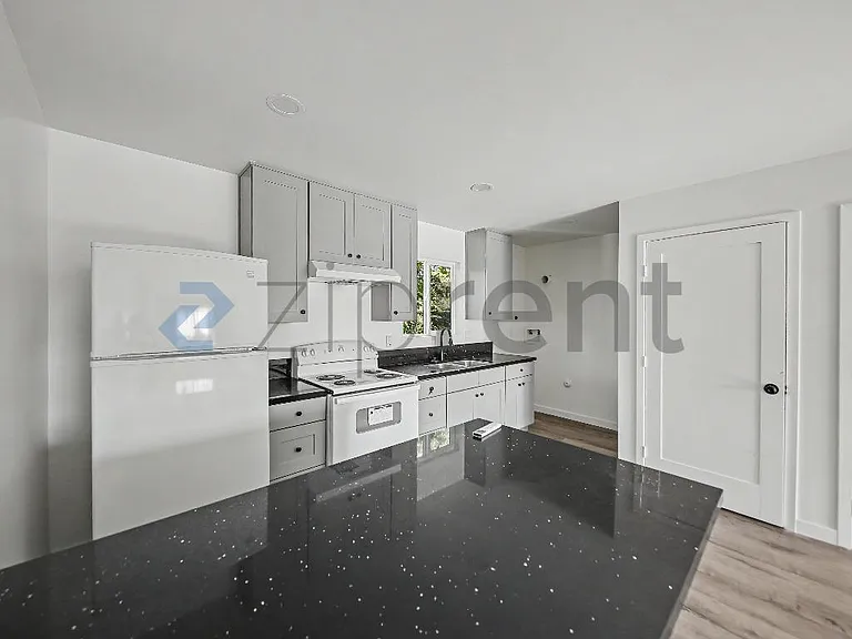 5844 1/2 Denver Ave — Photo 8
