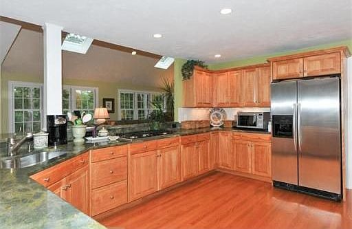 4th image of 11 Wild Holly Ln