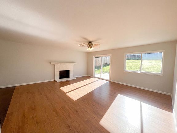3rd image of 141 Sierra Woods Cir