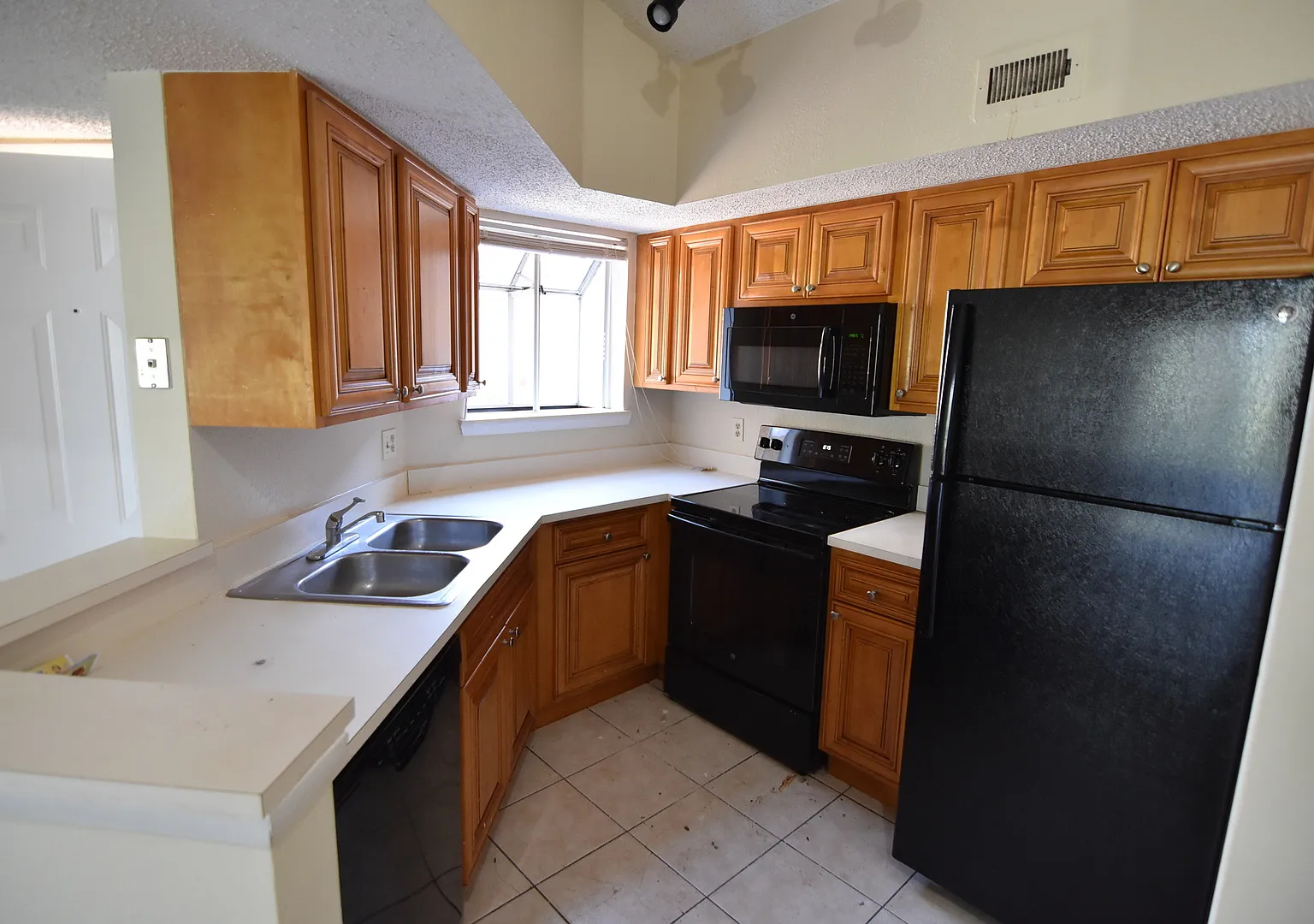 Construction Discount For Move-In - 3 Bed/2 Bath, 3rd Floor Condo — Photo 3