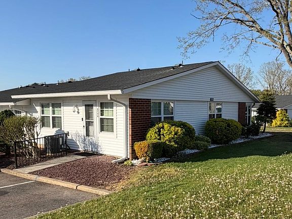 3rd image of 874A Balmoral Court