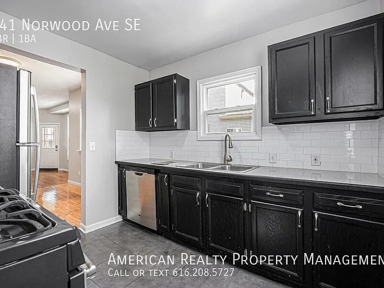 541 Norwood Ave SE — Photo 4