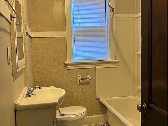 3rd image of 3817 S Compton Ave Floor 1