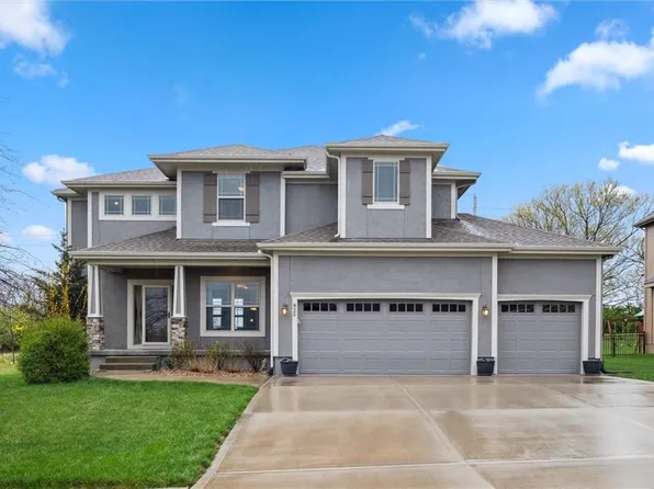 825 Creekmoor Pond Ln, Raymore, MO 64083
