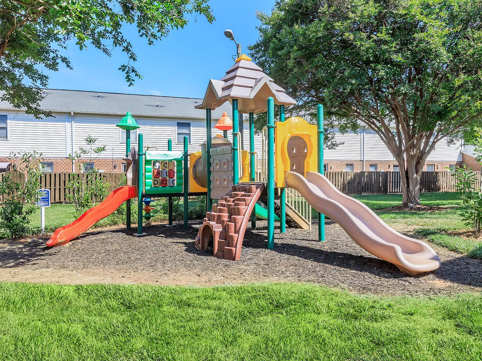 Belmont Heights Apartments & Townhomes — Photo 4