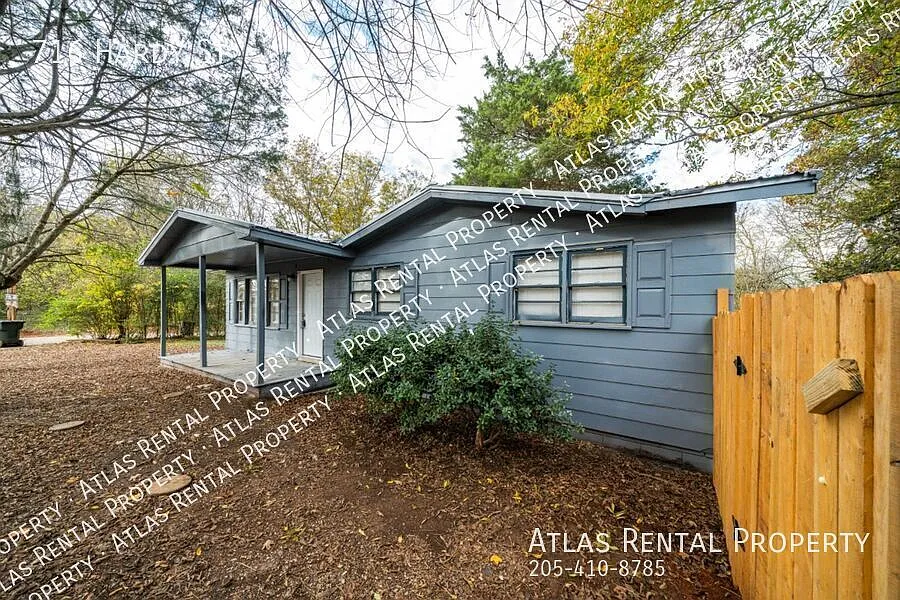 Beautiful 3 Bedroom Home- Must See!! — Photo 2