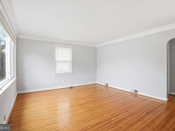 2nd image of 544 Lawrence Rd