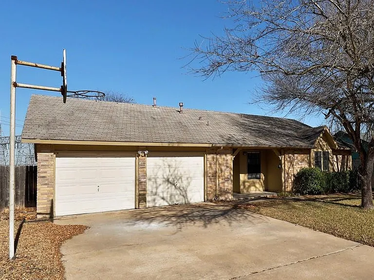 1214 Doonesbury Dr — Photo 3