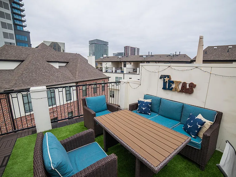 2127 Canton St — Photo 36