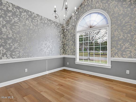 5th image of 3209 Queensferry Drive NW