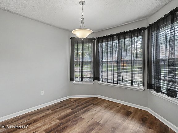 3rd image of 20 Heather Ln