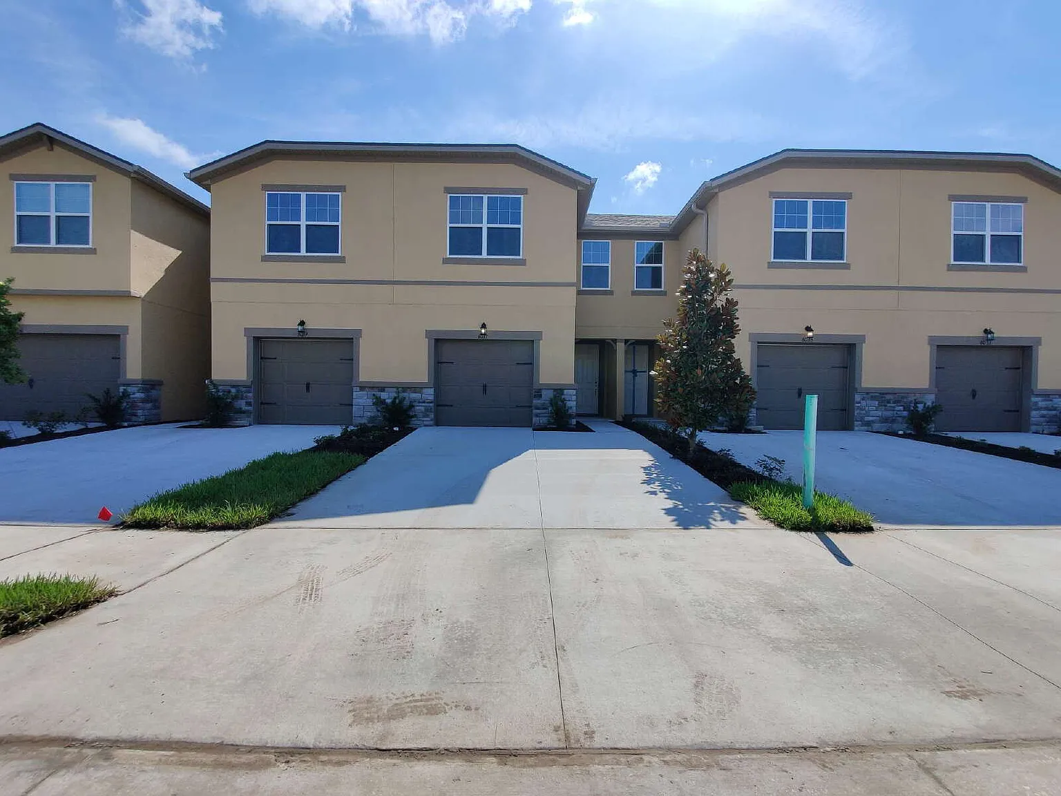 Beautiful 3-Bedroom Townhome in Gated Avea Pointe — Photo 2