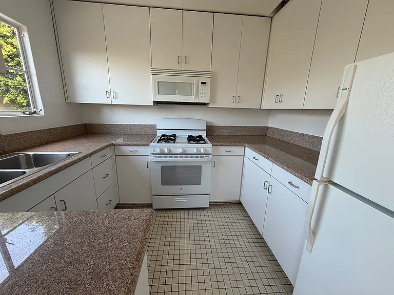 633 Midvale Ave #3 — Photo 8