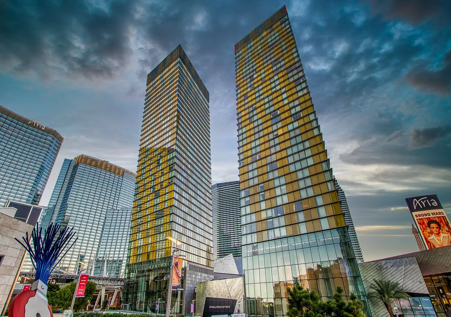 Fully Furnished Gorgeous One Bedroom With South Strip View — Photo 2