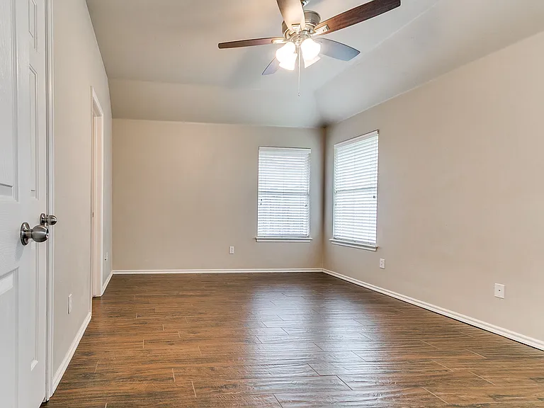 2109 Bradford Way — Photo 5