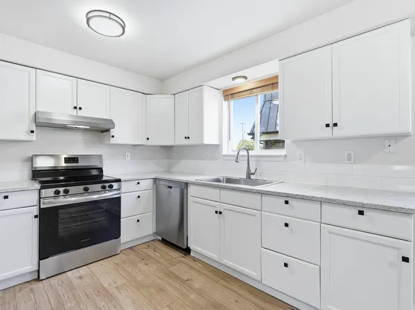 905 S College St APT B, Newberg, OR 97132