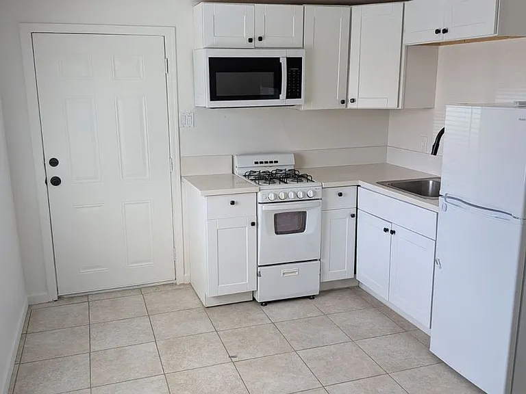 648 N Desert Ave — Photo 4
