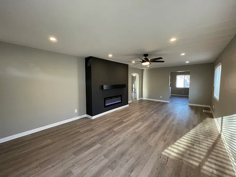 891 S Harris Ave — Photo 1