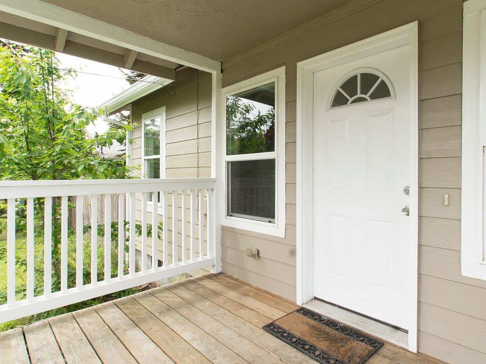 2nd image of 579 Huston St S