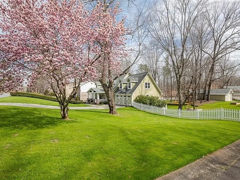 60 Brookcrest Dr — Photo 2