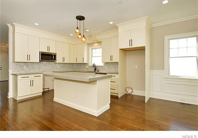 STATE OF THE ART GOURMET EAT IN KITCHEN.