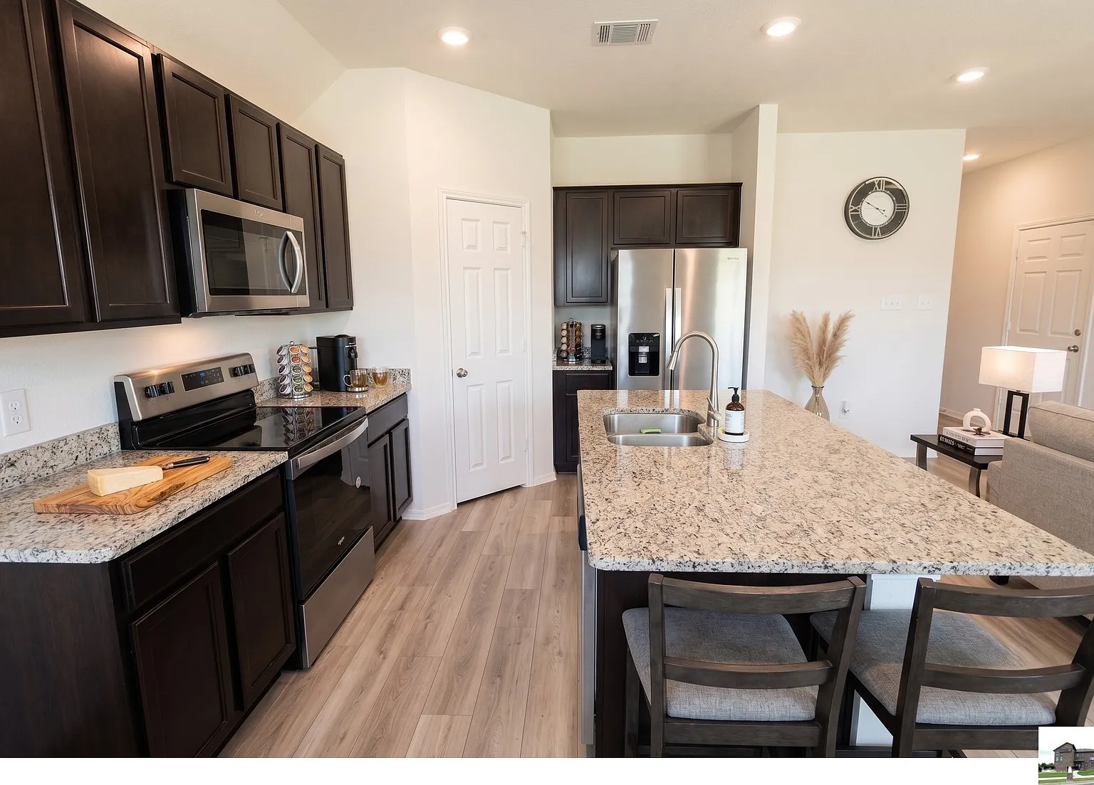 3 bed, 2.0 bath, 1655 sqft, $1,650 — Photo 2