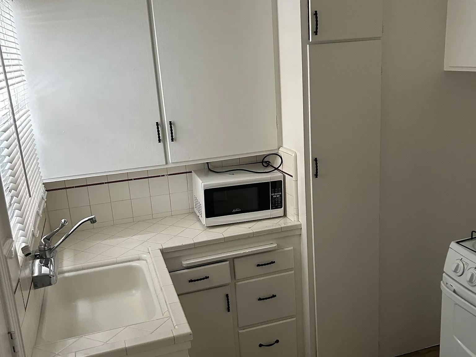 125 La Verne - Unit #2 — Photo 4