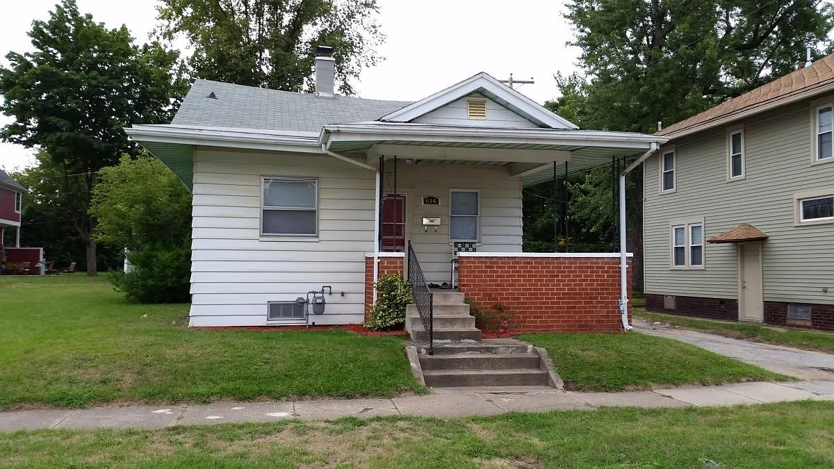 614 E Howard St photo 1