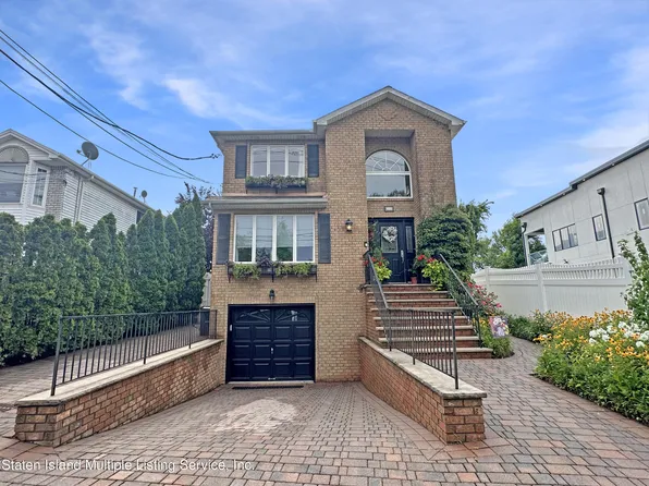 762 Drumgoole Rd W, Staten Island, NY 10312