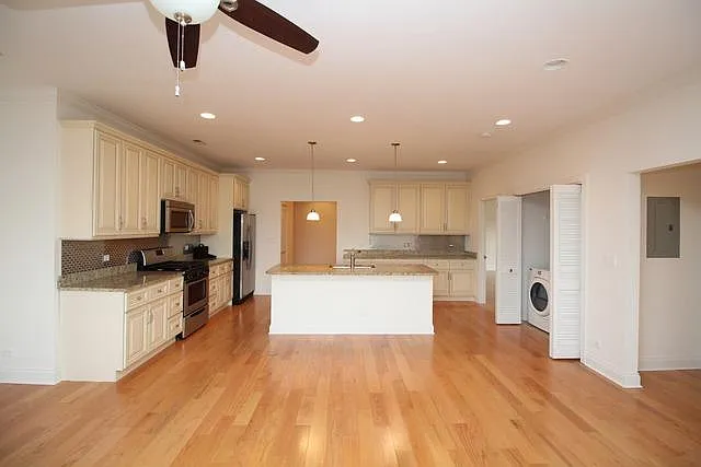 2352 W Byron St #301 — Photo 15