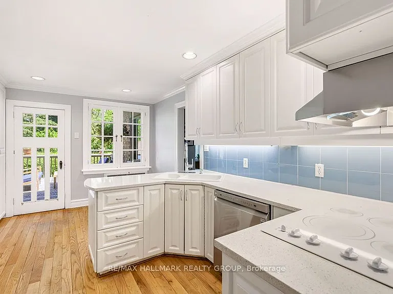 379 Hamilton Ave S — Photo 16