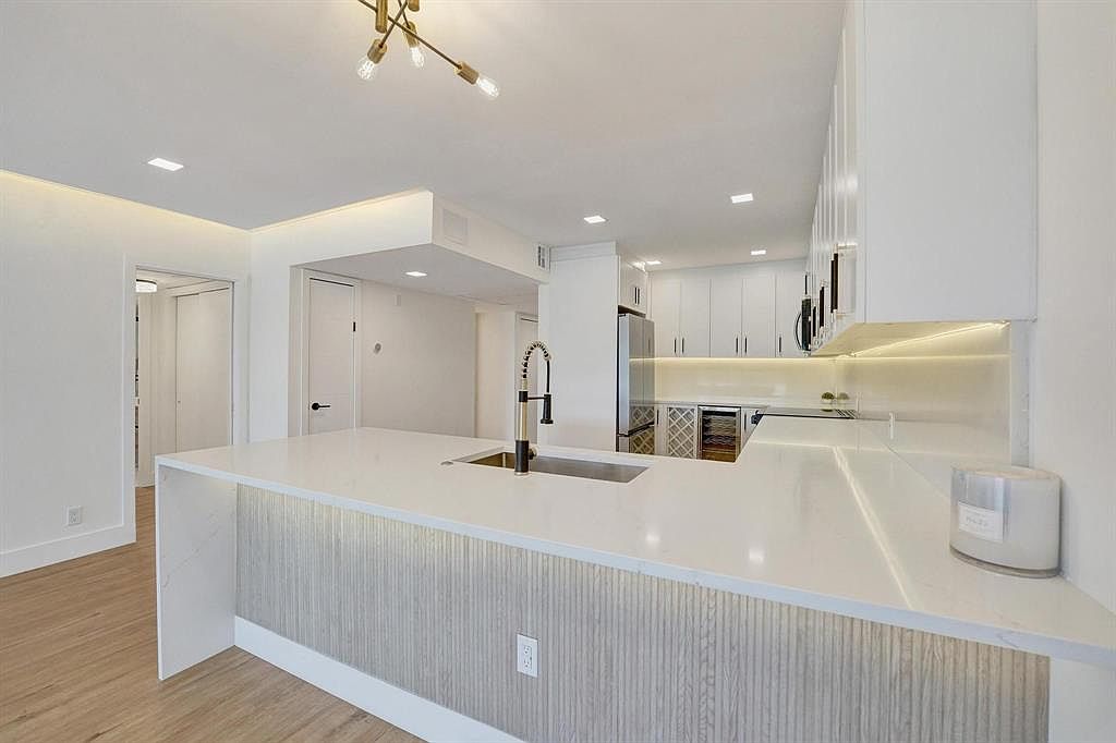 3300 N Palm Aire Dr #401