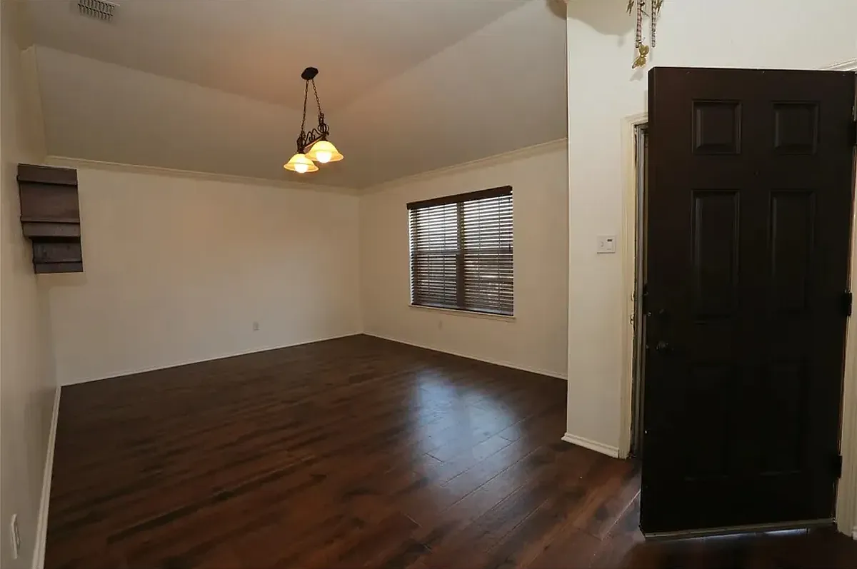 3 bed, 1842 sqft, $2,300 — Photo 4