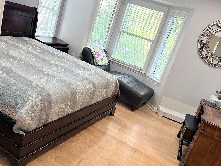 Main bedroom - pic 1