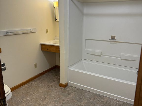 3rd image of 254 E Franklin St #4