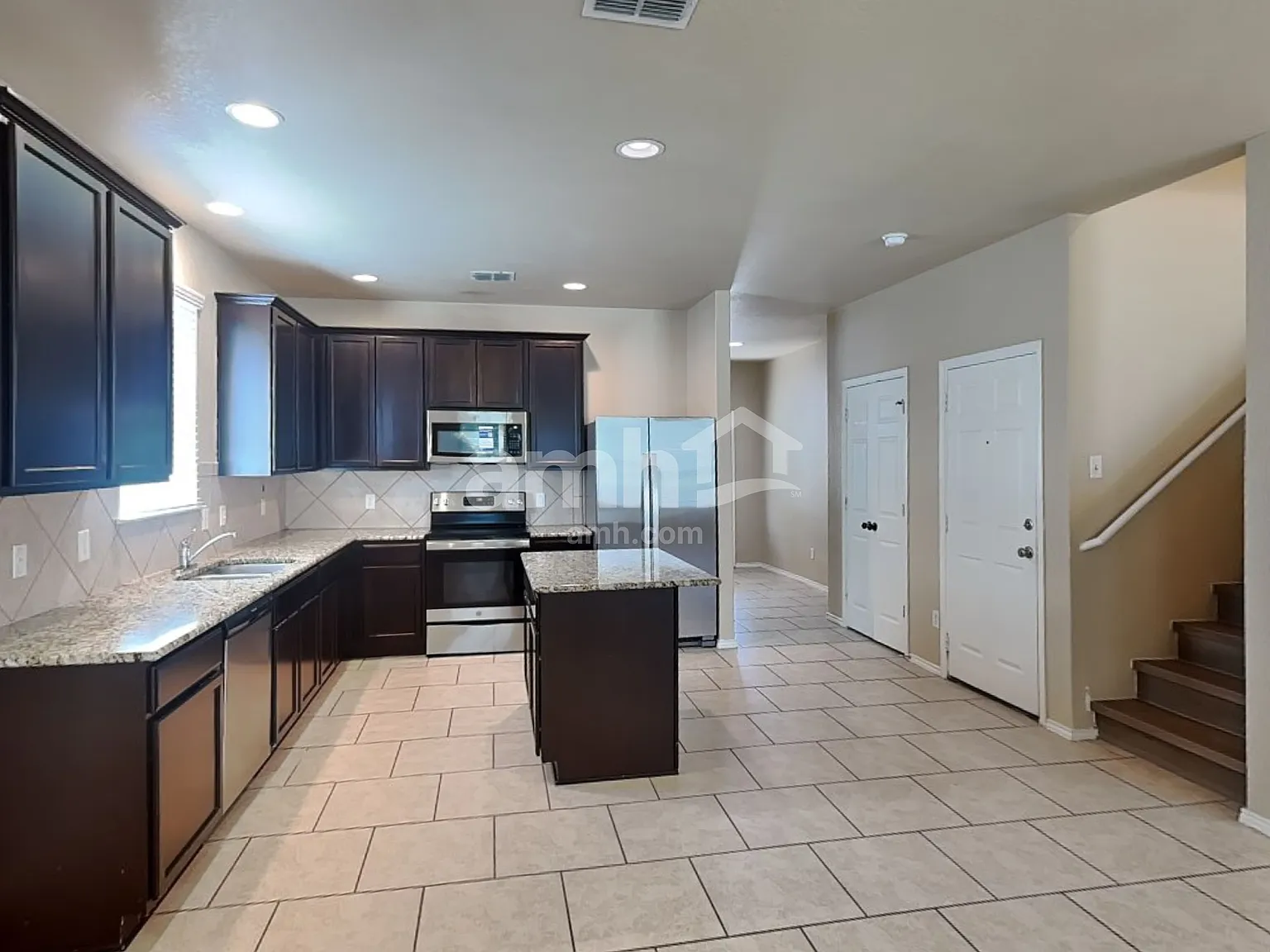 5 bed, 3.0 bath, 2606 sqft, $2,295 — Photo 3