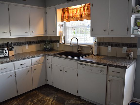 Kitchen w/ Lots of Cabinets