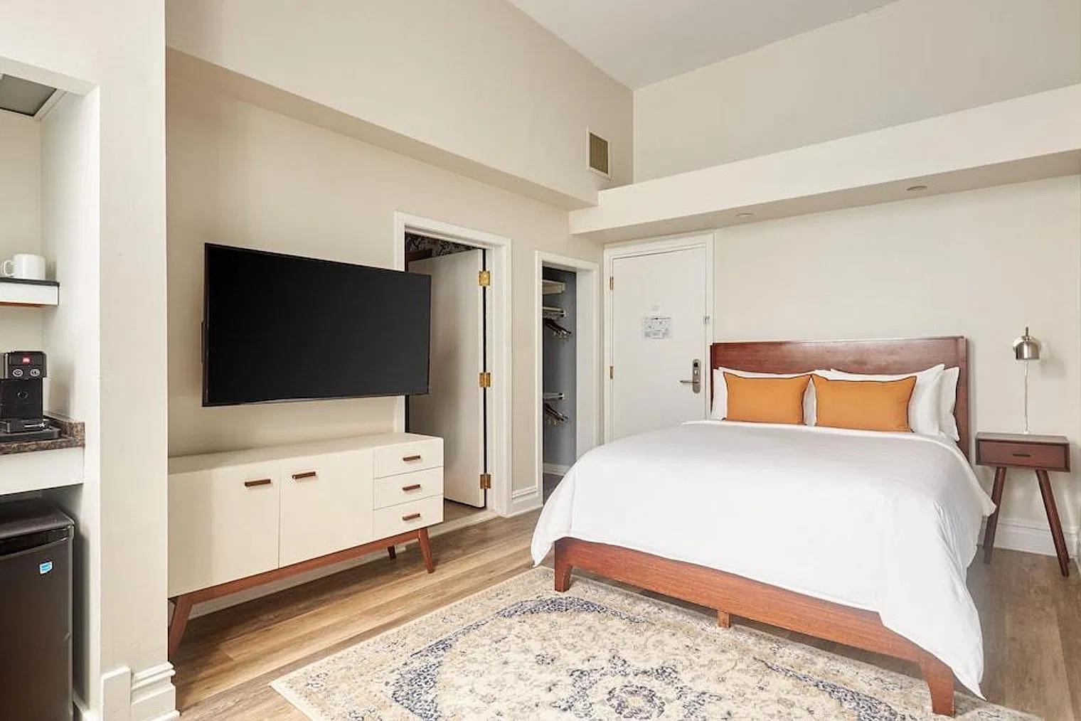 1 bed, 1.0 bath, 333 sqft, $1,880 — Photo 1