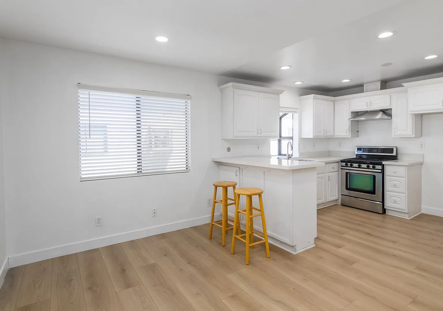 Beautifully Renovated 3-Bedroom Townhome in Reseda — Photo 4