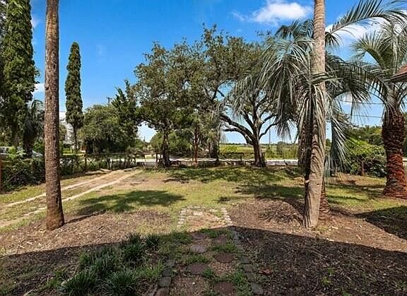 2nd image of 512 Palm Blvd