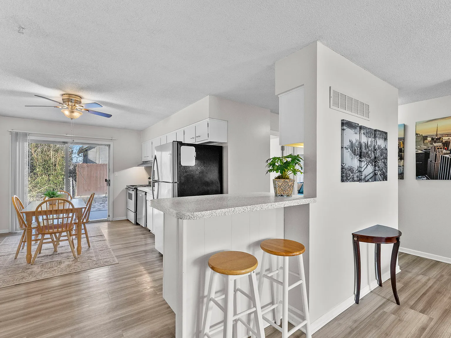 3 bed, 1.5 bath, 1287 sqft, $2,700 — Photo 2