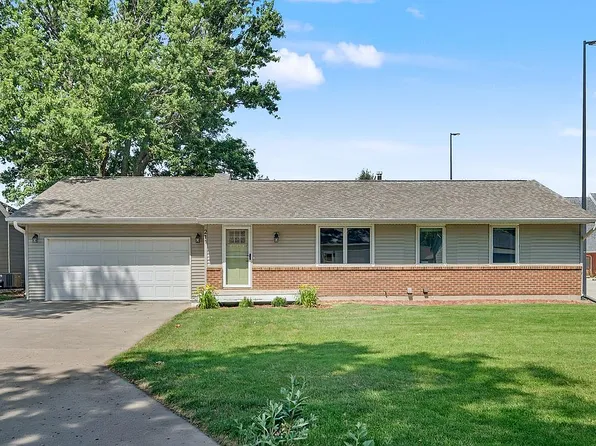 211 E 12th St, Pella, IA 50219