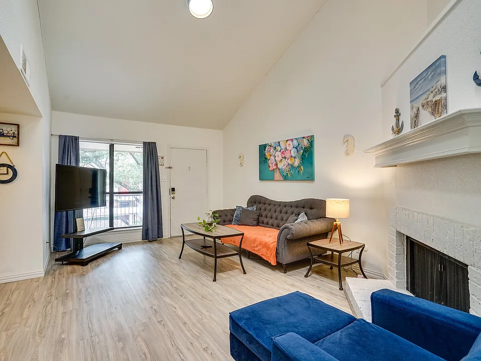 6646 E Lovers Ln
