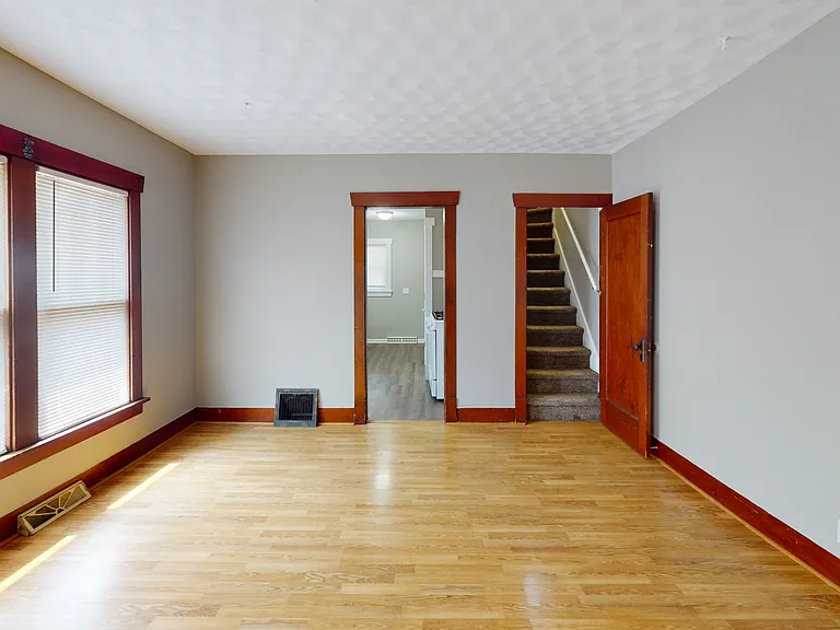 517 Squires Ave — Photo 4
